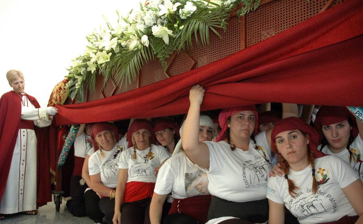 Costaleras de la cofradía de la Sagrada Cena de Mérida en un descanso de una procesión en la década pasada. 