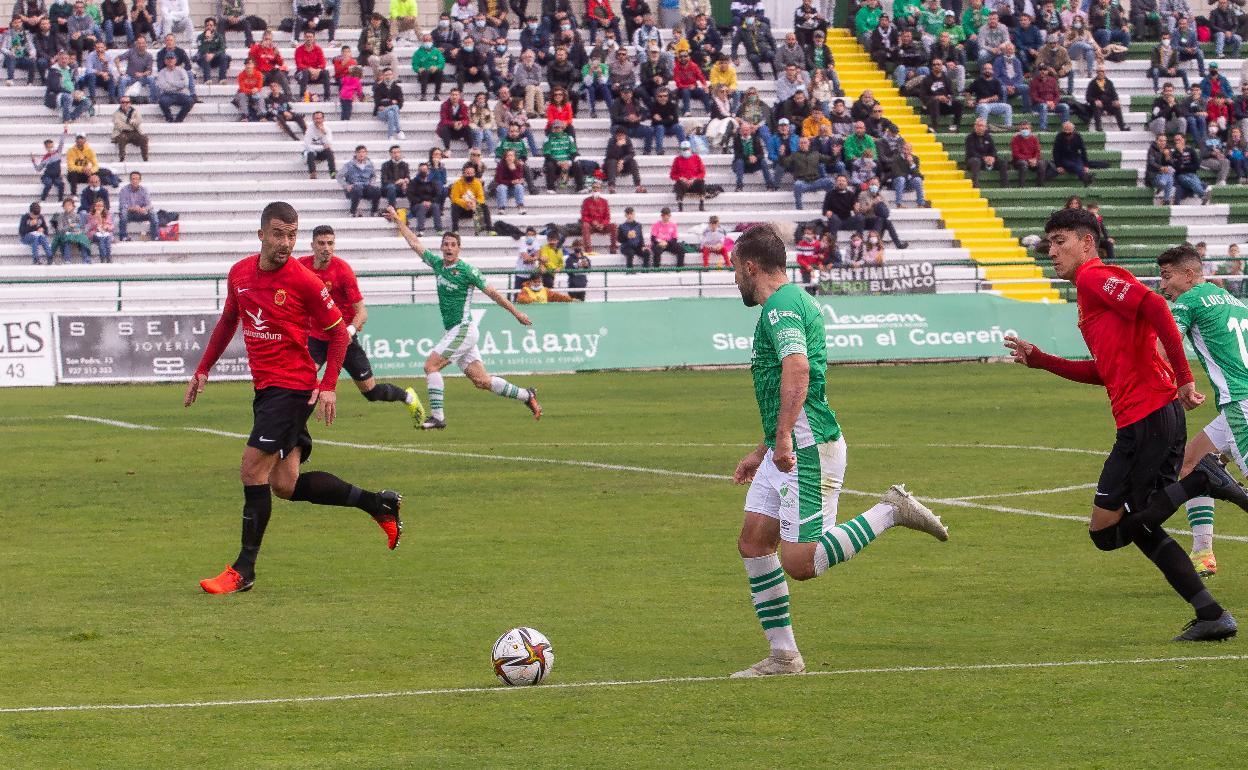 Gayoso, ante Javi Chino en la primera vuelta. 
