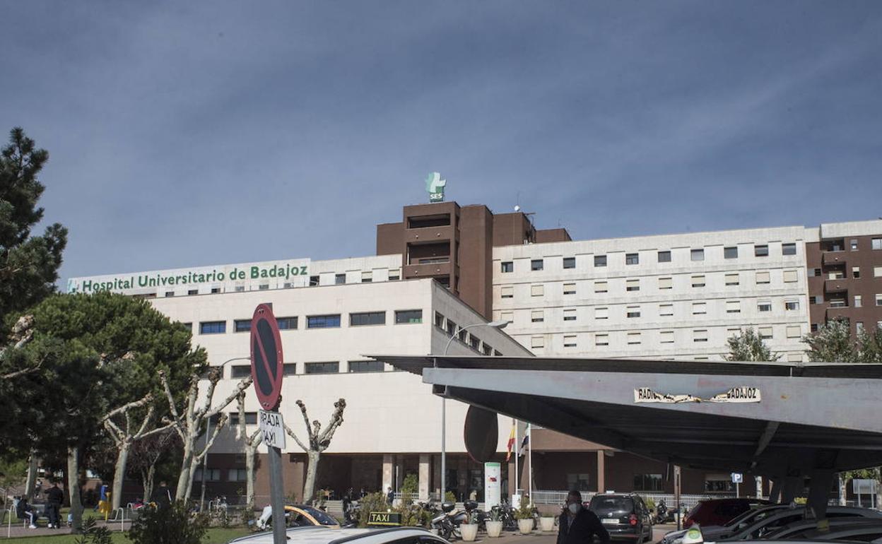 El herido ha sido trasladado al hospital Universitario de Badajoz.