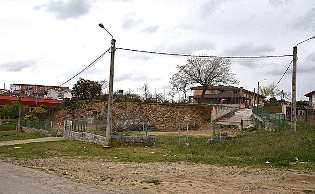 Solar donde se levantará el nuevo colegio del barrio de San Miguel en Plasencia, que está adjudicado. 