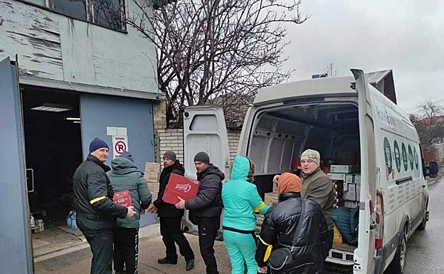 Imagen de voluntarios en el Banco de Alimentos de Kiev. 