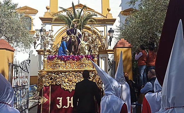 El paso de La Borriquita, a la salida del templo de San Roque. 