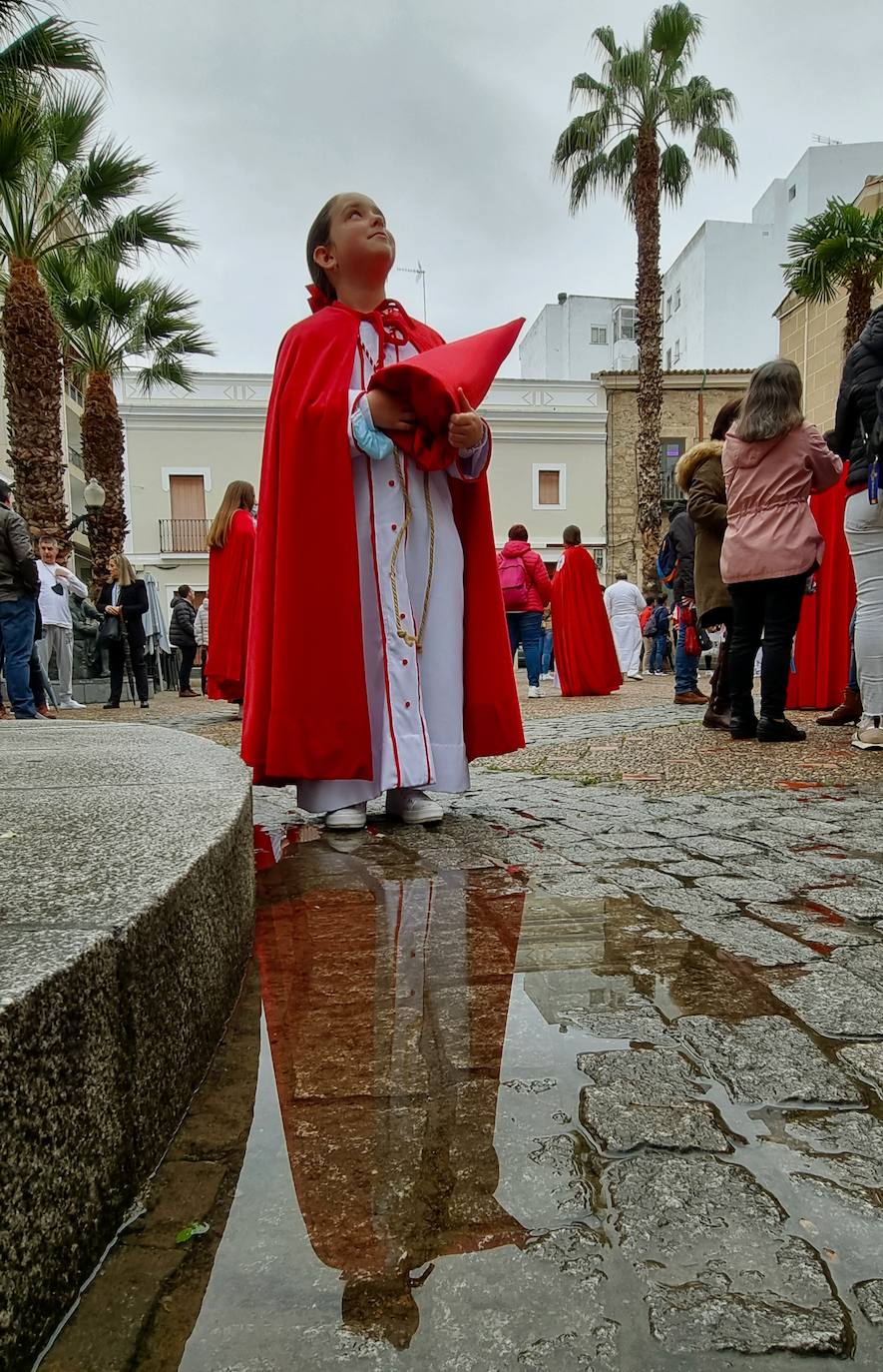 Una nazarena de la Infantil espera en la puerta de la Concatedral.