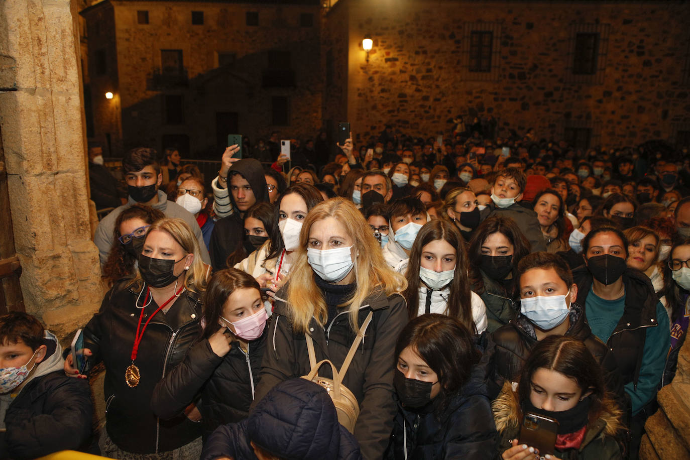 Fotos: Lunes Santo | La lluvia impide a Batallas y Salud desfilar el Lunes Santo en Cáceres