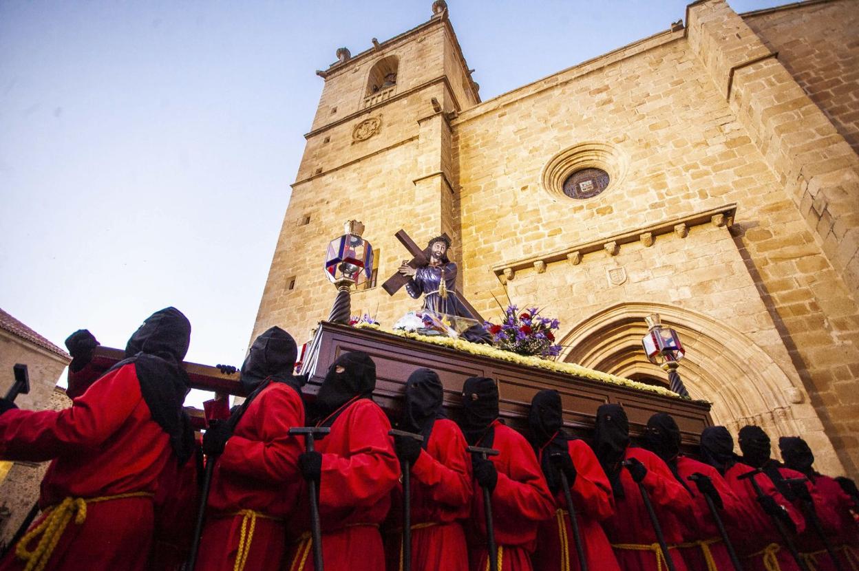 Salida del Cristo de las Batallas de la Concatedral de Santa María en la Semana Santa de 2019. Cofradía de las Batallas. Recorrido del desfile de esta tarde.Cofradía de la Salud. Recorrido de su procesión.