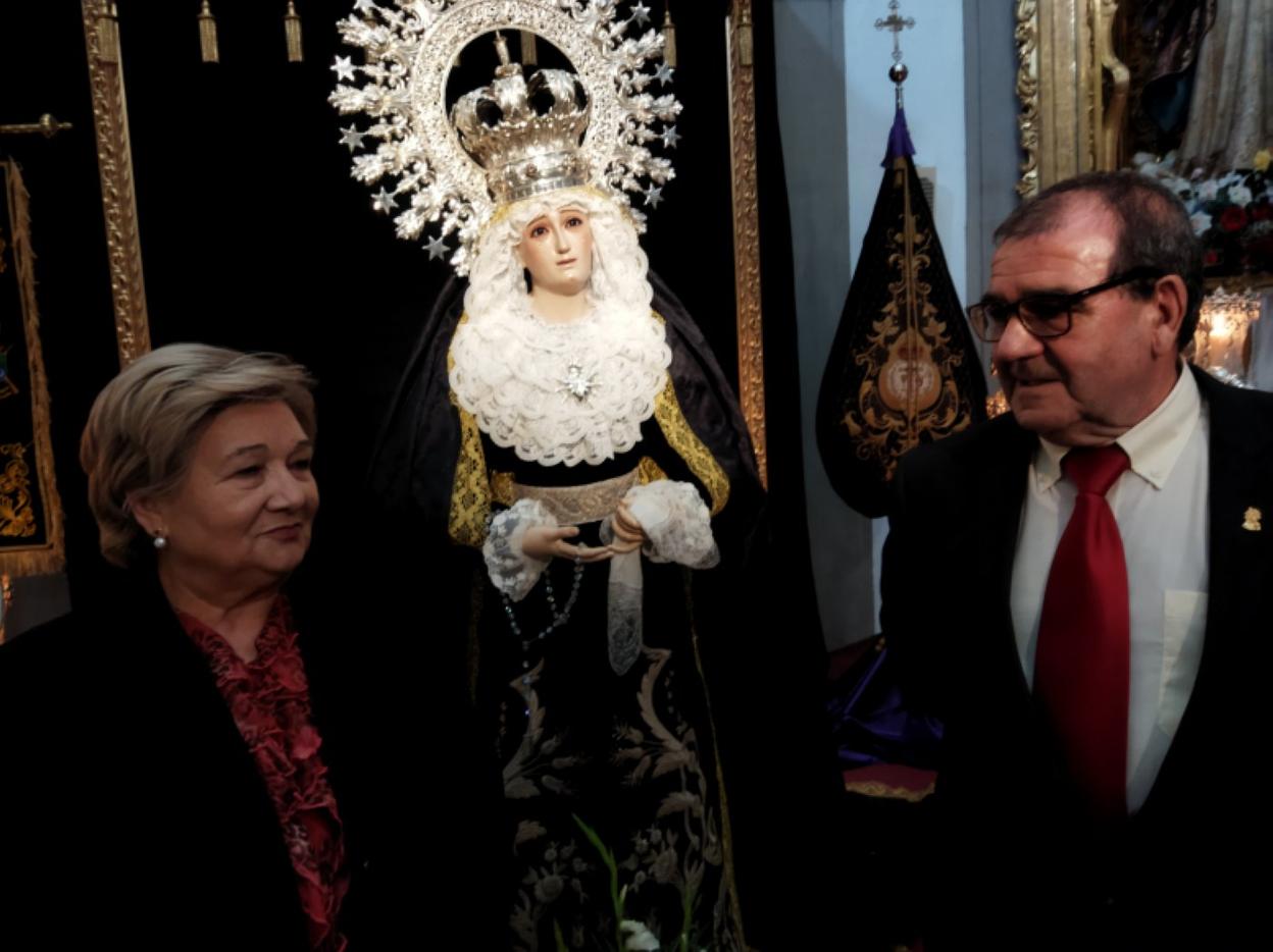 M. del Carmen Torrado y Rastrojo ante la Virgen de los Dolores. 