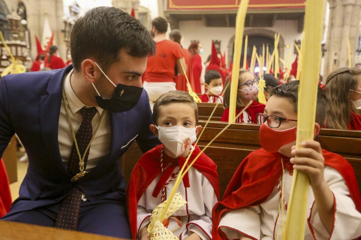 Agustín Delgado, preparando la procesión de ayer en Santa María. 