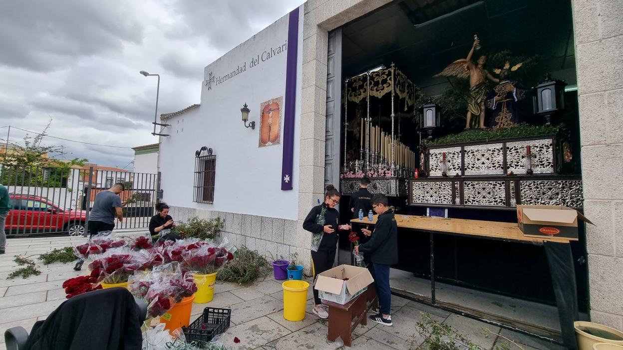 Los hermanos del Calvario, preparando ayer sus pasos para salir hoy. 