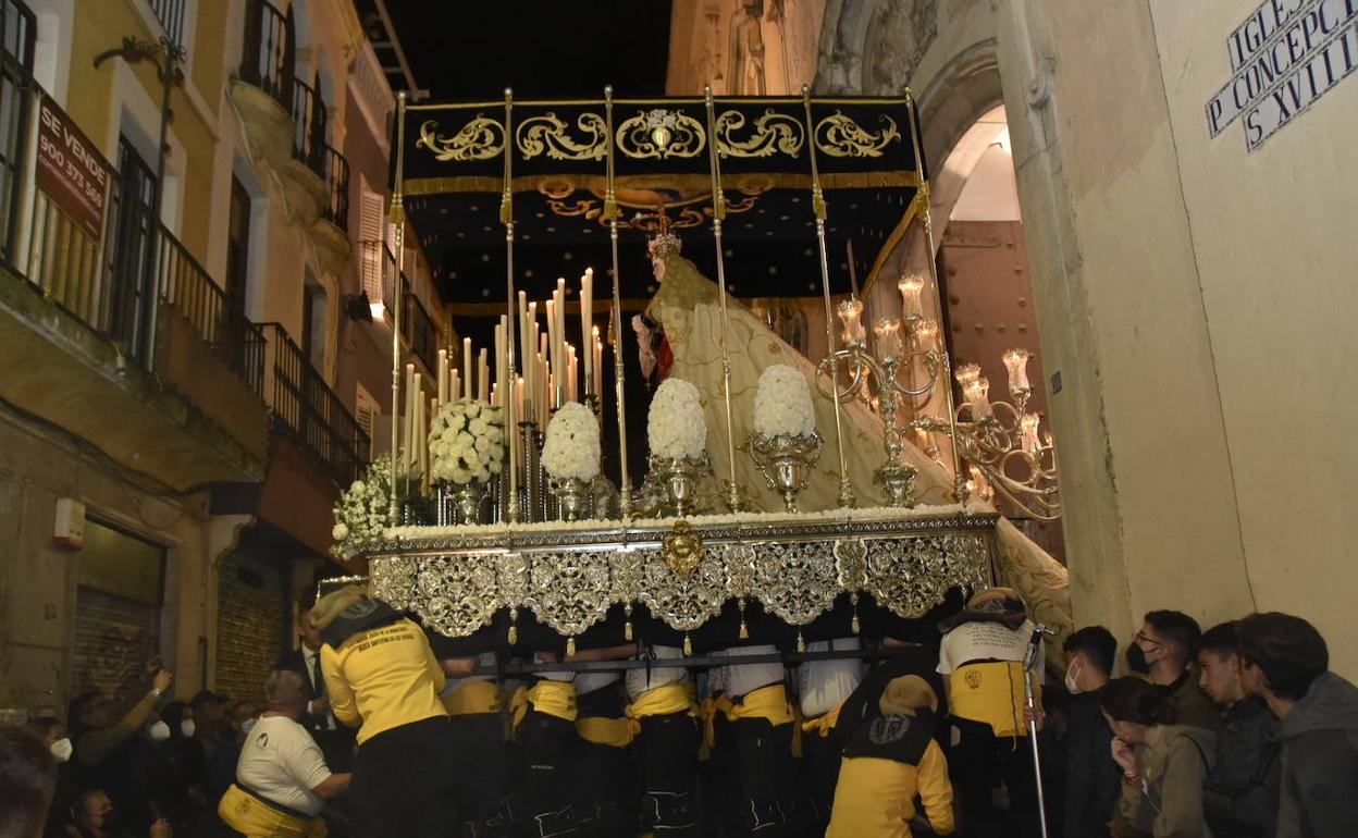 La hermandad de los comerciantes saca a la Virgen de los Dolores, que sale en procesión esta madrugada.