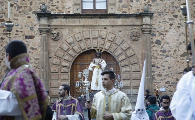 Salida de la procesión de Jesús Despojado desde el Palacio Episcopal.