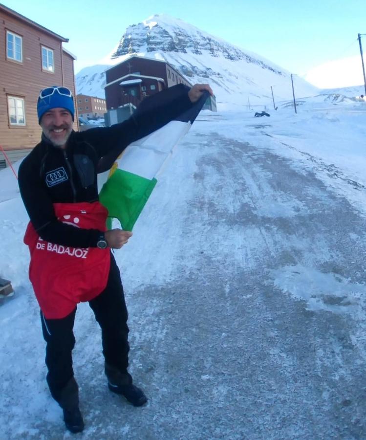 Junto al hostal en la capital de Svalbard dos días antes de partir. 