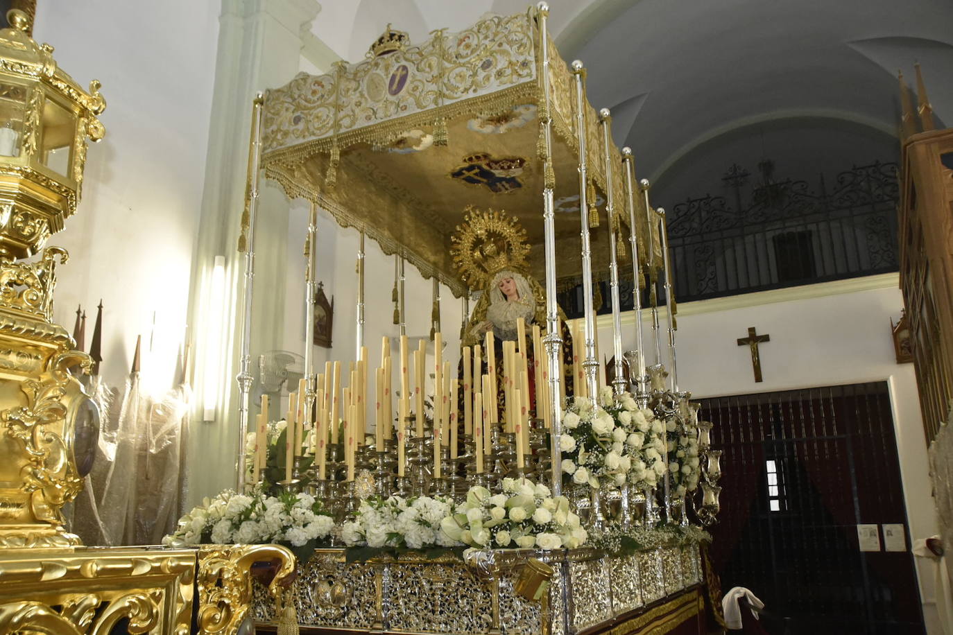La Virgen de la Amargura salió con retraso por la amenaza de lluvia.