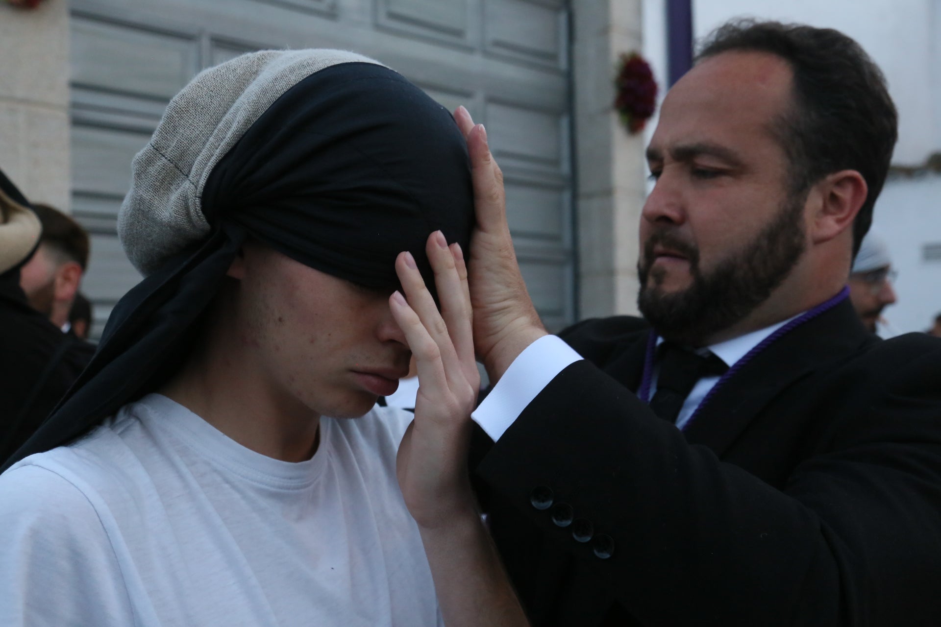 Un costalero del Calvario se prepara para salir