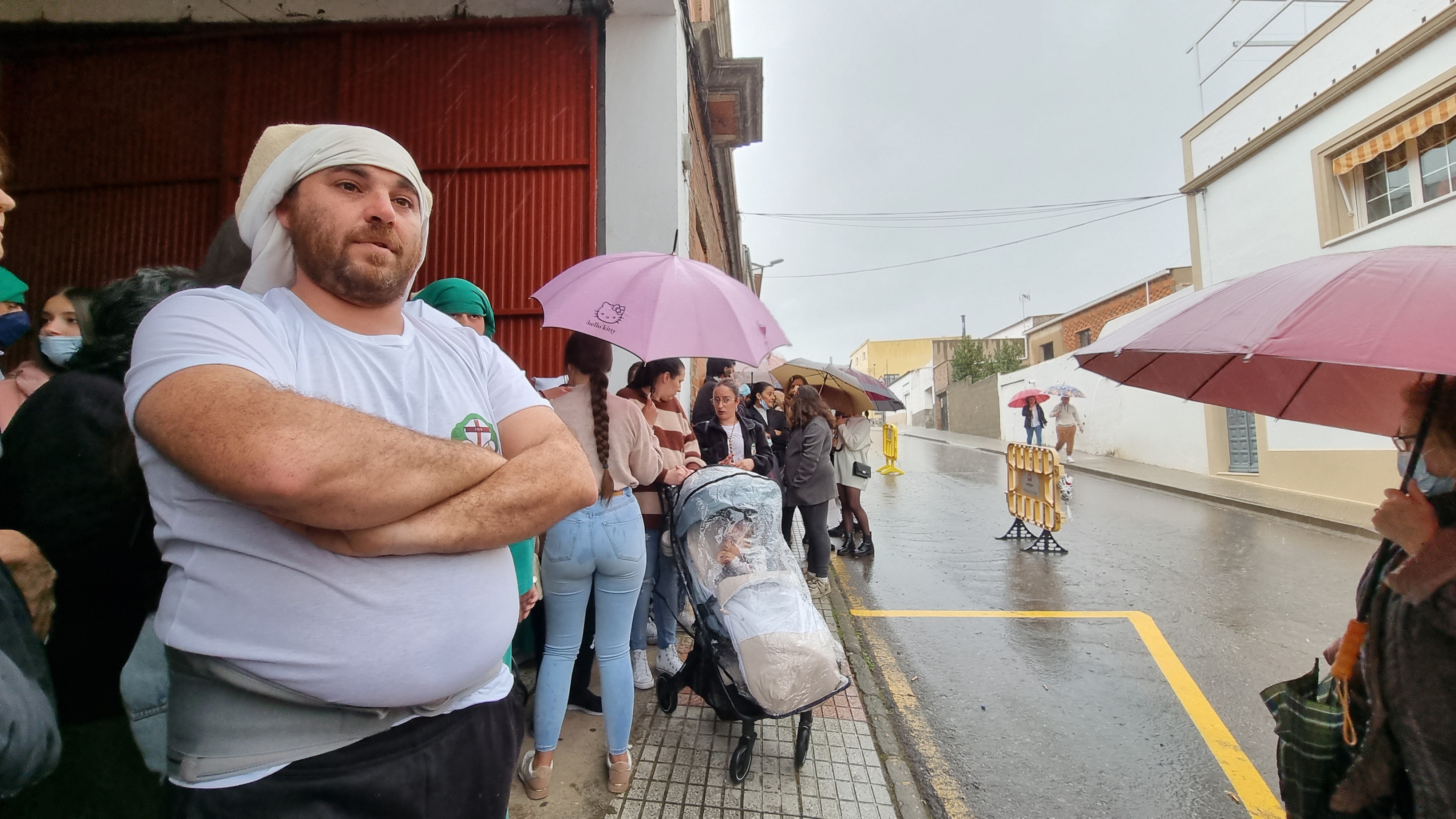 Un costalero de San Juan espera a que deje de llover