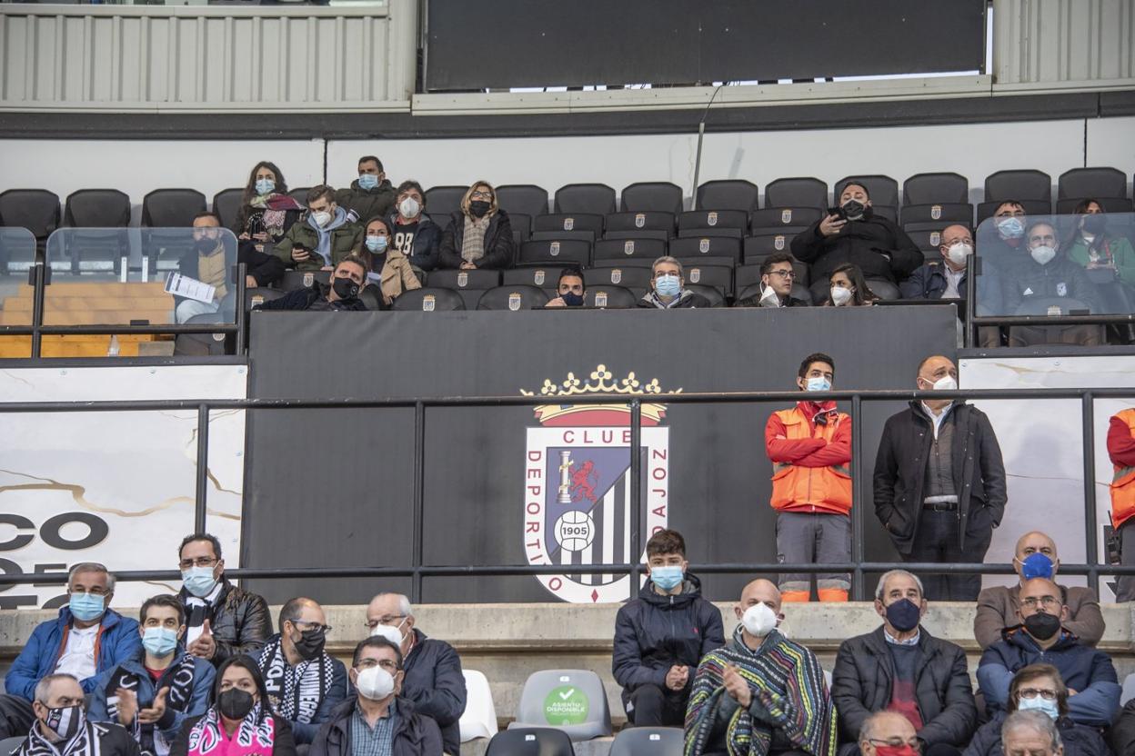 El palco del Nuevo Vivero espera nuevo dueño del Badajoz. 