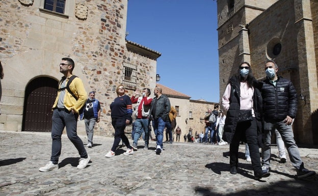 Grupos de turistas por la Ciudad Monumental de Cáceres, este miércoles. 