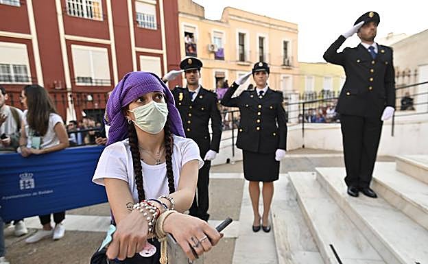 Una costalera contempla la salida de la Virgen de la Aurora de San Agustín.