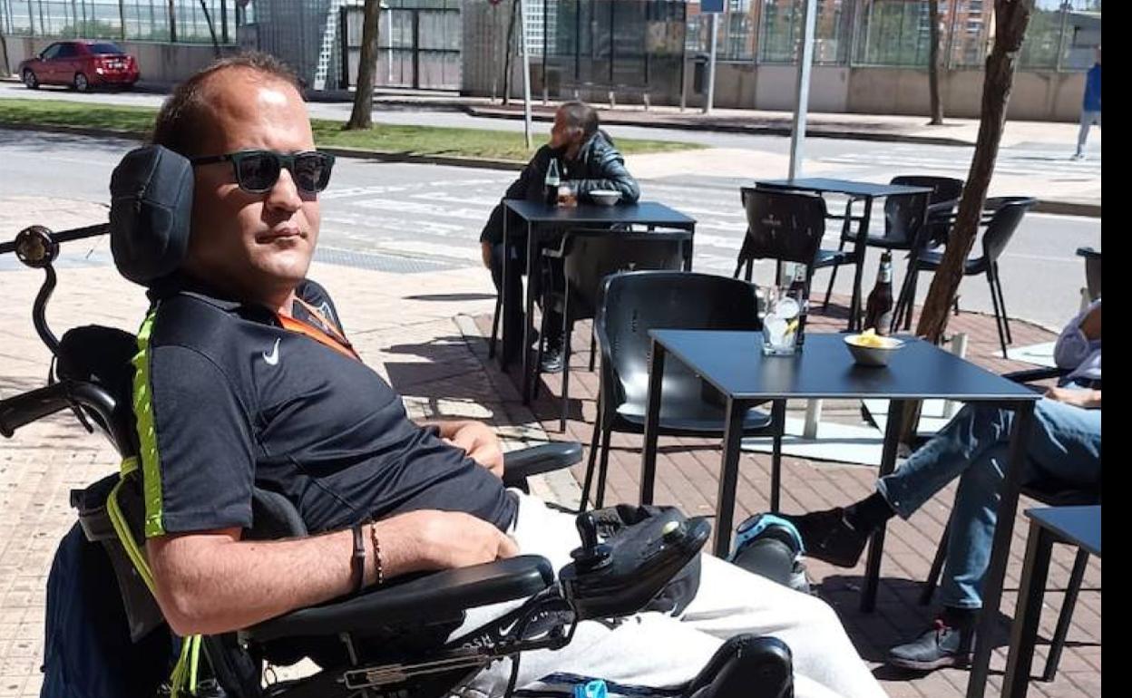 Dimas V. García el pasado miércoles en una terraza del Nuevo Cáceres. 