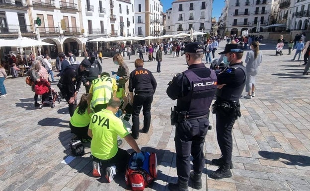 Atención sanitaria a una persona que ha sufrido un mareo en la Plaza Mayor. 