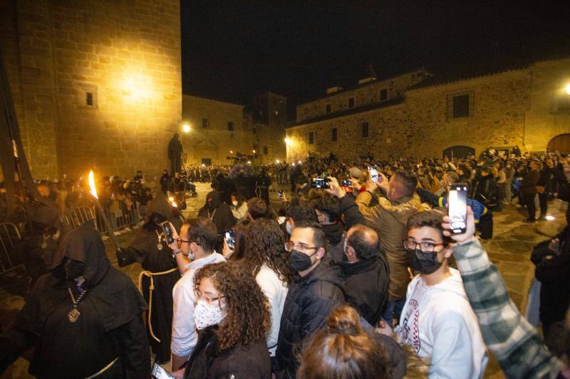 Fotos: El Cristo Negro recorre la Ciudad Monumental de Cáceres