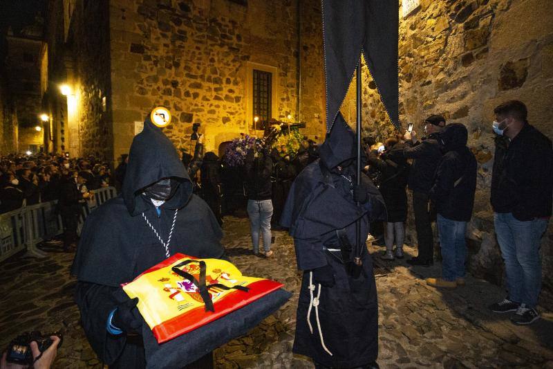 Fotos: El Cristo Negro recorre la Ciudad Monumental de Cáceres