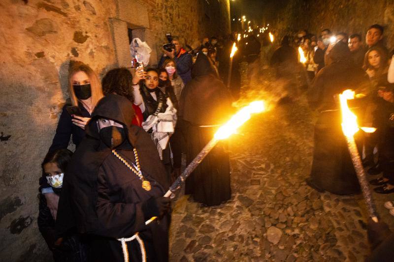 Fotos: El Cristo Negro recorre la Ciudad Monumental de Cáceres