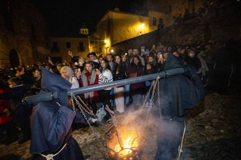 Fotos: El Cristo Negro recorre la Ciudad Monumental de Cáceres