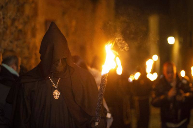 Fotos: El Cristo Negro recorre la Ciudad Monumental de Cáceres