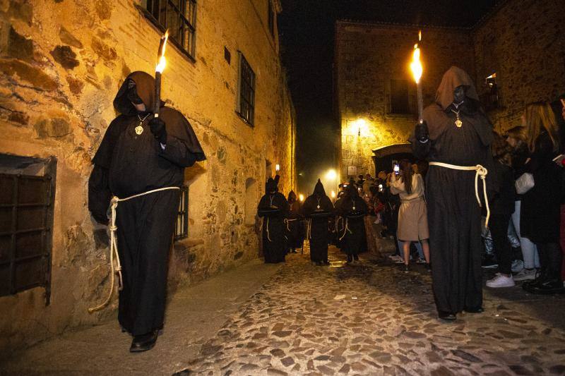 Fotos: El Cristo Negro recorre la Ciudad Monumental de Cáceres