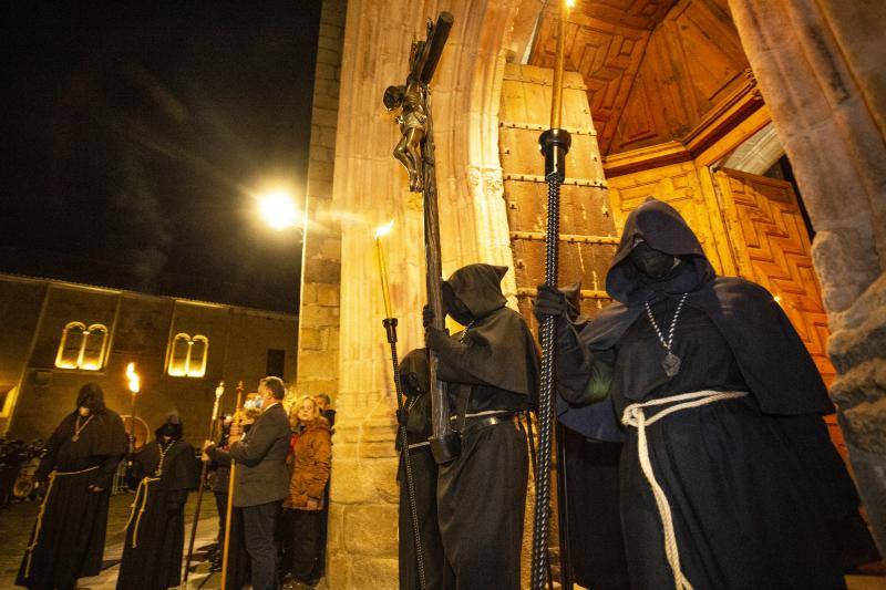 Fotos: El Cristo Negro recorre la Ciudad Monumental de Cáceres