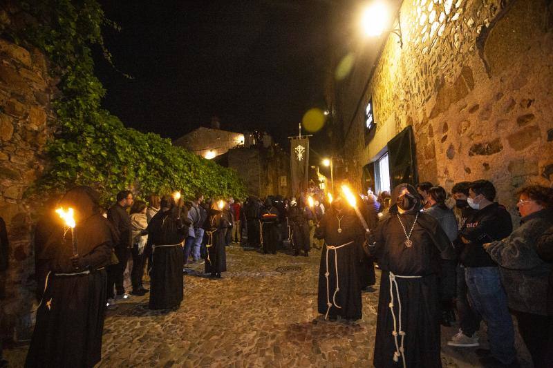 Fotos: El Cristo Negro recorre la Ciudad Monumental de Cáceres