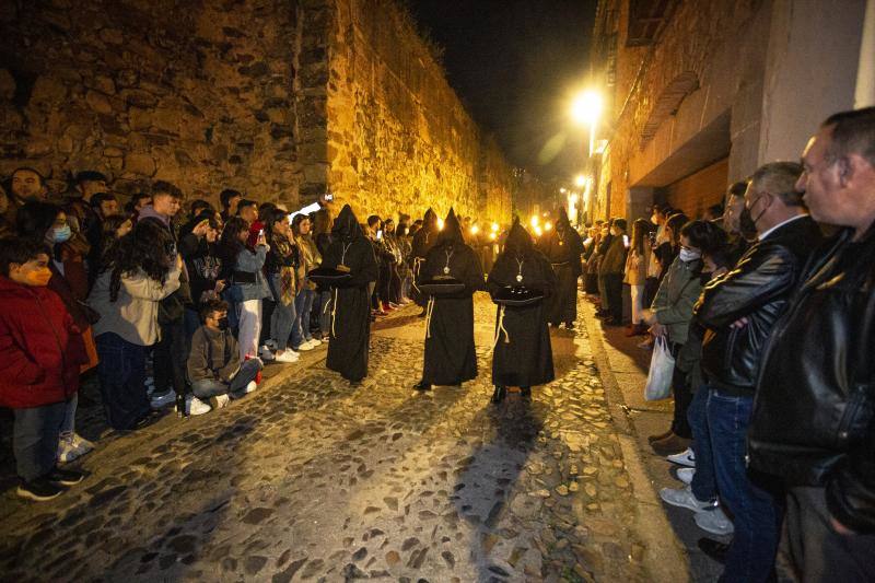 Fotos: El Cristo Negro recorre la Ciudad Monumental de Cáceres