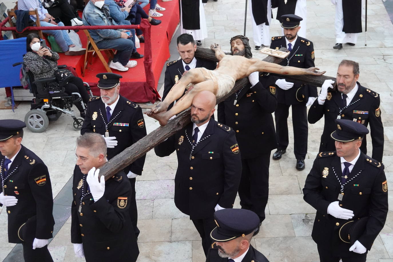 Policías nacionales portan al Cristo del Perdón. 