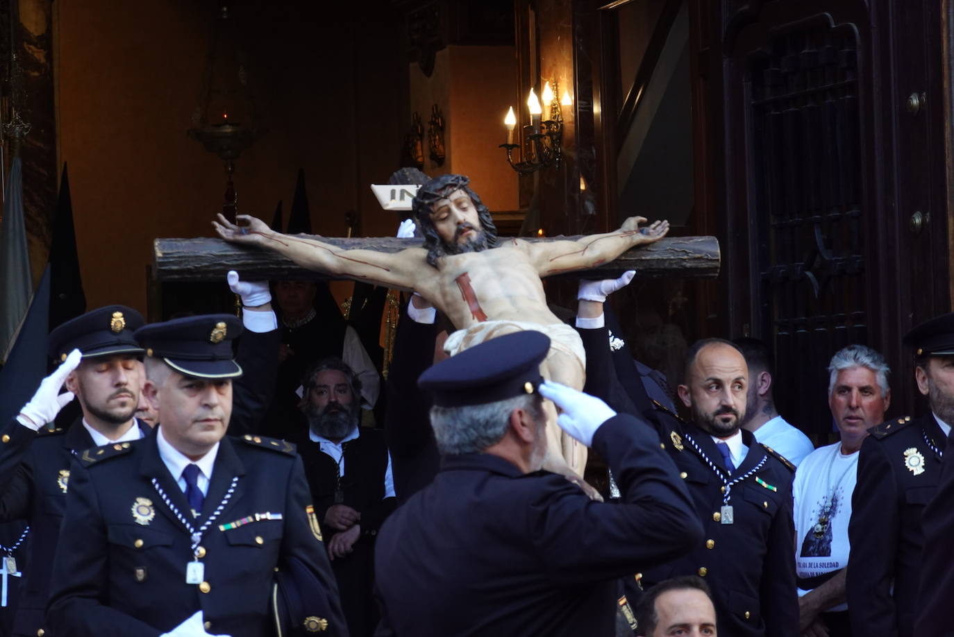 Policías nacionales portan al Cristo del Perdón. 