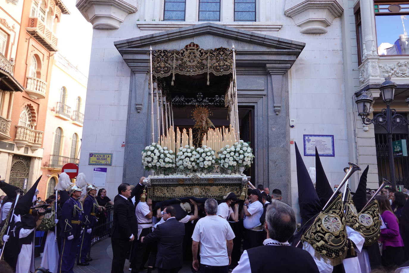 La Virgen de la Soledad, en la salida de su iglesia. 