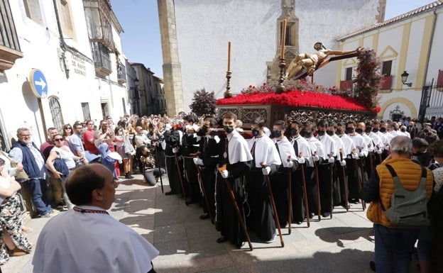 El Cristo del Calvario de la cofradía de los Estudiantes a su salida del templo de Santo Domingo. 