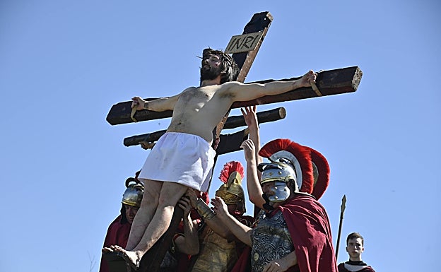Momento en que Ángel Miguel Fernández Regaña es subido a la cruz en el Cerro de Reyes. 