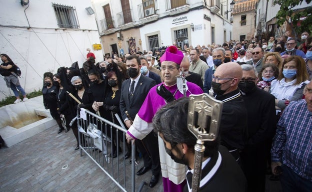 El obispo de Coria-Cáceres, Jesús Pulido, en la procesión del Santo Entierro y la Soledad, este viernes. 