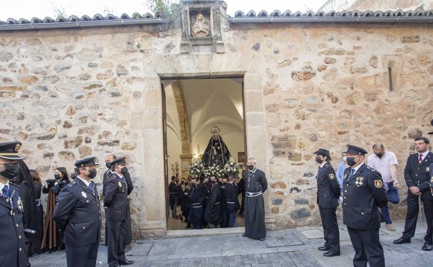 La Virgen de la Soledad instantes antes de salir de su ermita en la tarde de este Viernes Santo. 