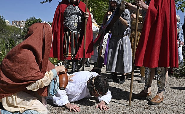 Uno de los momentos del via crucis en el parque del arroyo Calamón. 