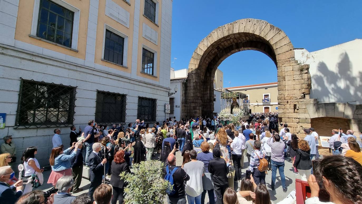 La Virgen de Gracia y Esperanza, bajo el Arco de Trajano. 