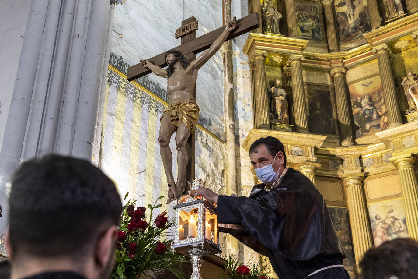 Los cofrades de la Orden Tercera preparan el paso del Cristo para su salida