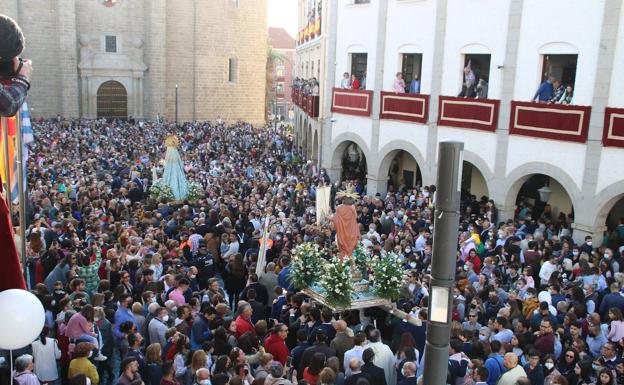 Después del encuentro los dos pasos han salido en procesión por las calles del centro