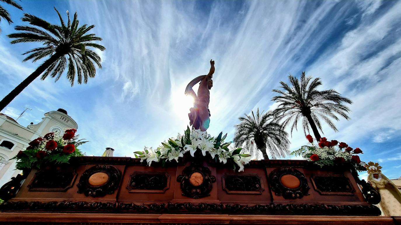 Fotos: Mérida vive la resurrección en el encuentro de la Plaza de España