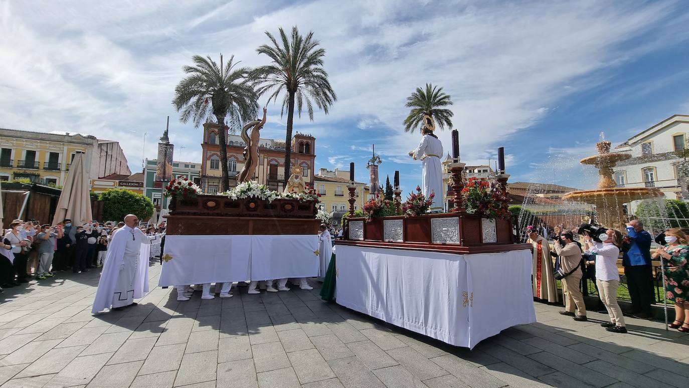 Fotos: Mérida vive la resurrección en el encuentro de la Plaza de España