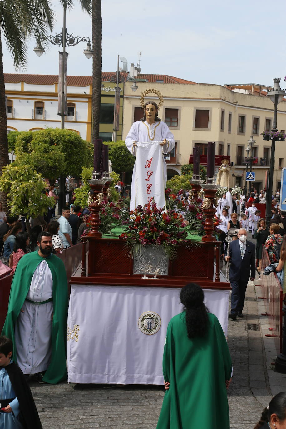 Fotos: Mérida vive la resurrección en el encuentro de la Plaza de España