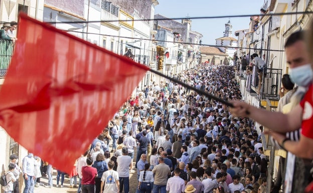 Banderas rojas en los balcones de La Corredera tras producirse el accidente a la altura de Las Cuatro Esquinas.