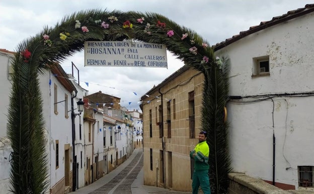 La calle Caleros ya está decorada para la bajada. 