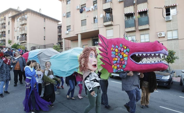 La asociación de vecinos Ciudad Monumental ha sacado su dragona a las calles del barrio.