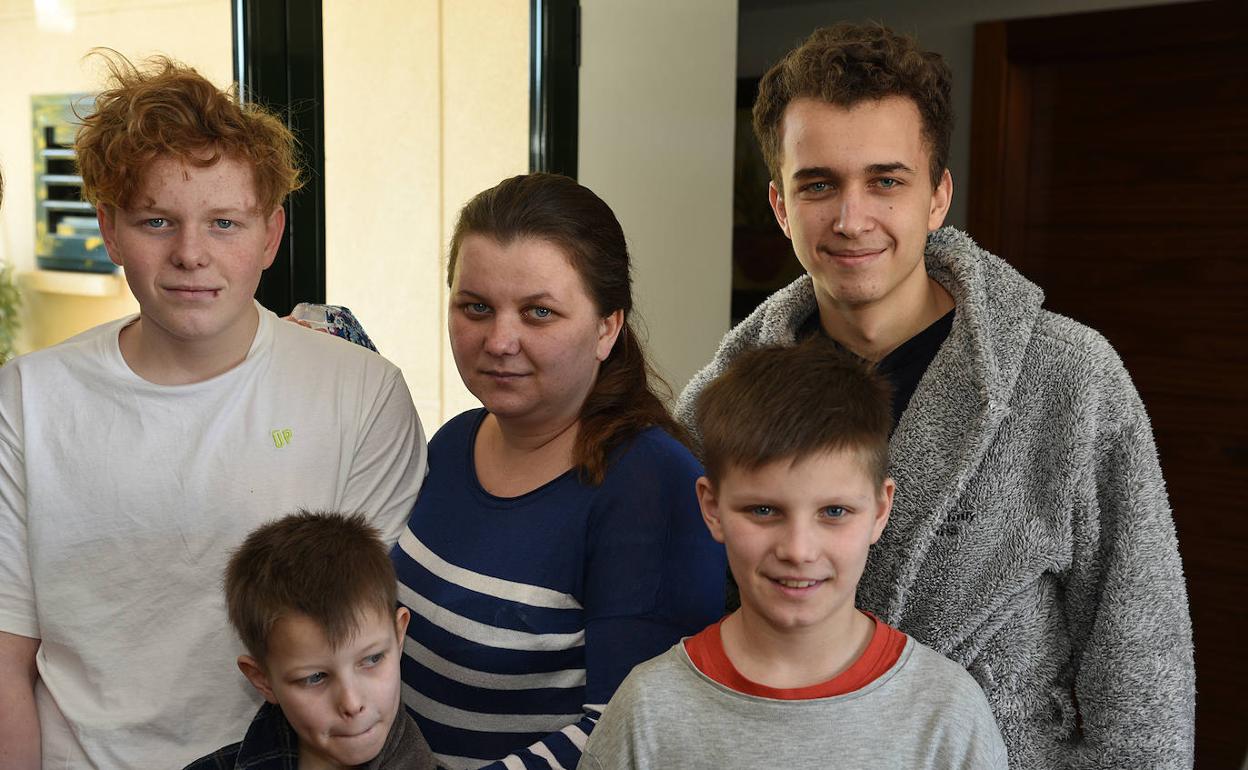 Oksana, con sus dos hermanos Maryan y Dmytro y sus dos hijos Nazar y Andriy. 